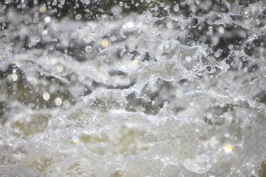 Yaz günü çeşmeye su sıçrıyor.