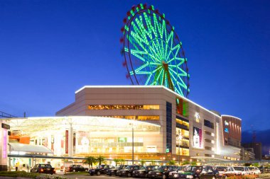 Japonya 'daki Asya şehrinde Parlayan Tekerlek