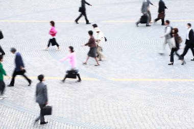 Yürüyen bir grup meşgul iş adamı 