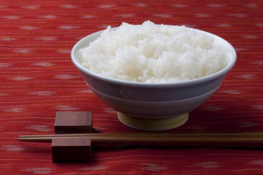 Beyaz pirinç kaseye yakın. 