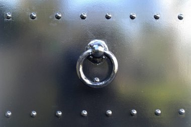 Metal saplı eski demir kapı