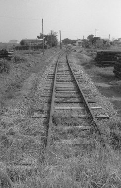 Köydeki ahşap bir demiryolunun siyah beyaz fotoğrafı.