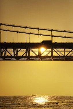 Köprü ve gün batımının olduğu açık hava manzarası        