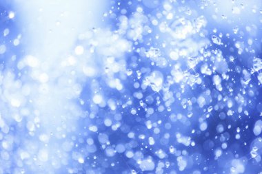 Su havaya düşer, arka plan bulanıklaşır. Soyut arkaplan 