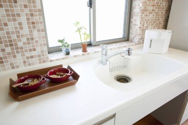 modern banyo içi musluk ve lavabo ile