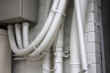 Arka plandaki bir evin borularını kapatın.