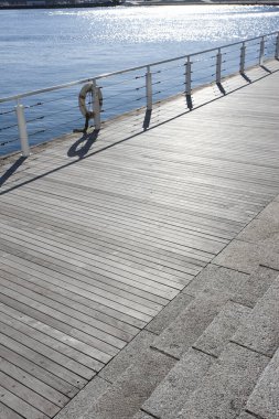 Sahildeki ahşap iskele manzarası