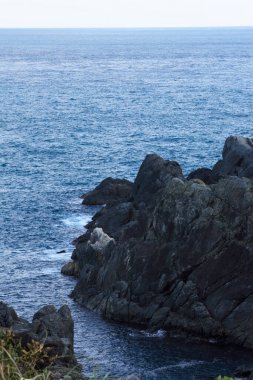Kayalık sahil şeridi ve mavi deniz