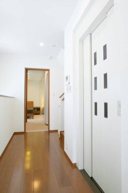 Modern apartmanda beyaz duvarları olan boş koridor. 