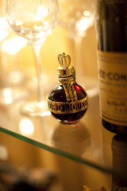 Cam rafa yerleştirilmiş dekoratif parfüm şişesi.