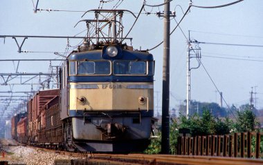 Tren demiryolunda ilerliyor.