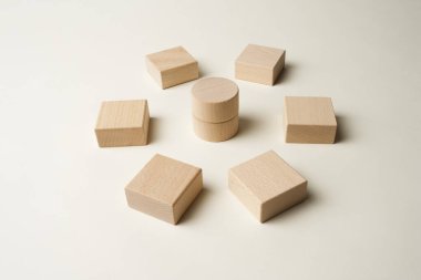 Beyaz arkaplanda tahta bloklar, kapatın