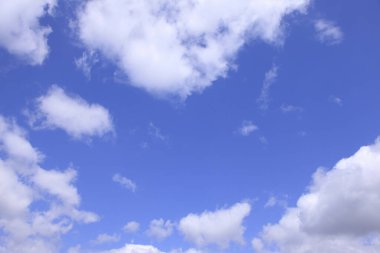 Mavi arkaplanı olan güzel beyaz bulutlar