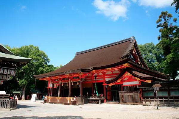 Güzel antik Japon tapınağının manzaralı görüntüsü.