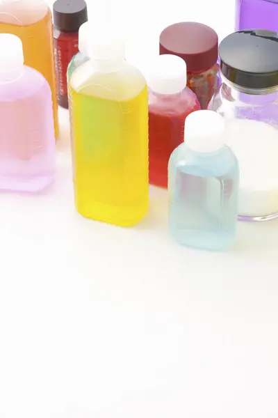 Vista Ravvicinata Bottiglie Plastica Colorate Liquido Sfondo Chiaro — Foto Stock