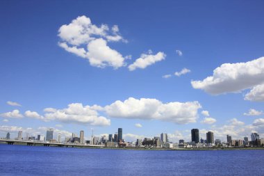 Mavi bulutlu gökyüzü ile şehir silüeti 