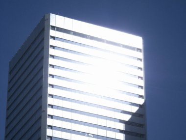 Şehirdeki modern mimarinin düşük açılı görüntüsü ve mavi gökyüzü     