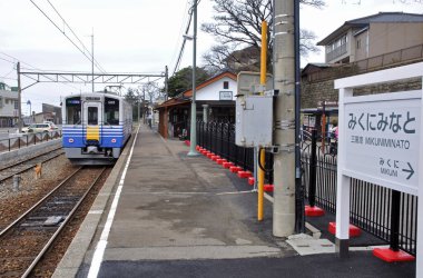 Japonya 'daki tren raylarında giden trenin görüntüsü