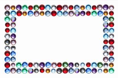 beyaz arkaplanda farklı renkli taşlar    