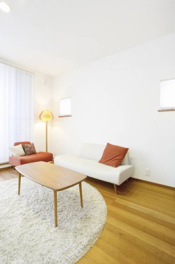 Oturma odasının içi koltuk ve koltukla dolu.