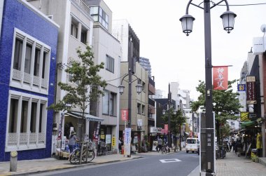 Gündüzleri şehir evlerinin sokak manzarası 