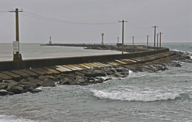 Bulutlu bir günde fırtınalı dalgalarla dolu bir deniz. 