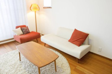 Oturma odasının içi koltuk ve koltukla dolu.