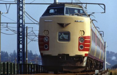 Tren demiryolunda ilerliyor.