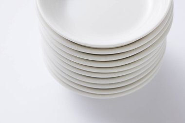 Beyaz arkaplanda izole edilmiş boş beyaz plakalar