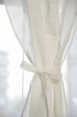 Penceredeki beyaz perde, görüntüyü kapat