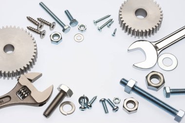 Metal civata ve viteslerin beyaz arkaplandaki yakın görüntüsü      