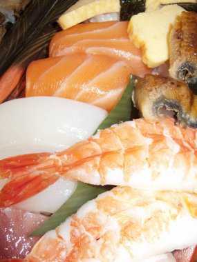 Tabakta taze deniz ürünleri