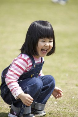 Parkta oynayan mutlu kız.