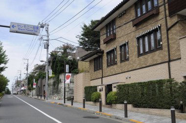 Modern mimari binalarla aydınlık şehir manzarası