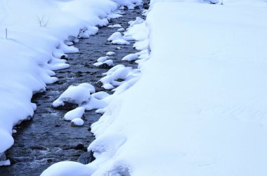 Karla kaplı kış manzarasında güzel bir nehir manzarası           