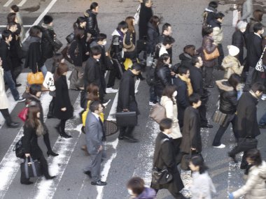 Japonya 'da yaya geçidinde karşıdan karşıya geçen insanlar.