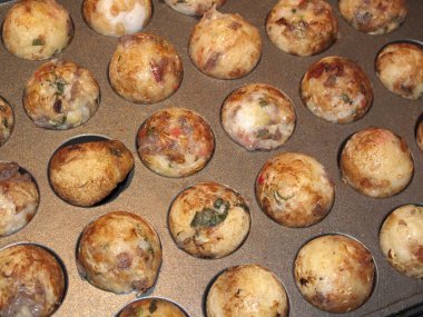 Restoran fotoğrafında çok güzel servis edilen Asya yemekleri.