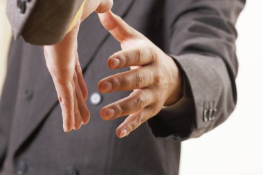 Beyaz arka planda el sıkışan iş adamlarının yakın plan görüntüsü                           