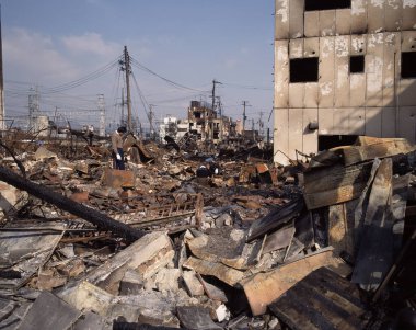 Çökmüş binalar enkazdan zarar görmüş yapıları berrak gökyüzü altında