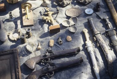 Antika tabancalar, pirinç nesneler ve antika koleksiyonlar açık havada sergilenir