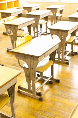 Okuldaki boş sınıfın iç manzarası, Çin  