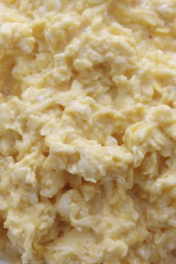 Arka planda lezzetli çırpılmış yumurta, yakın plan.