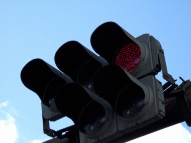 Trafik ışığı ve mavi gökyüzü