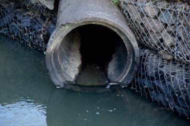 Sokaktaki paslı metal boru.