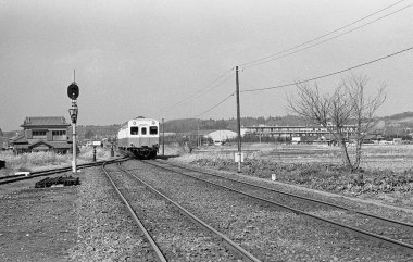 Japonya 'daki eski tren, sepya fotoğrafı.