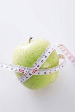 yeşil elma ve mezura, diyet konsepti