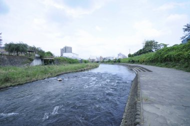 Şehirde akan Tagawa nehrinin güzel manzarası         
