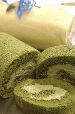 Kremalı yeşil çay rulosu kek.