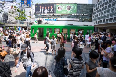 Tokyo caddesindeki yayalarla çekilmiş şehir fotoğrafı.  