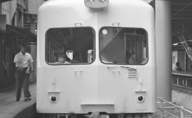 Bir tren istasyonundaki siyah beyaz fotoğraf..